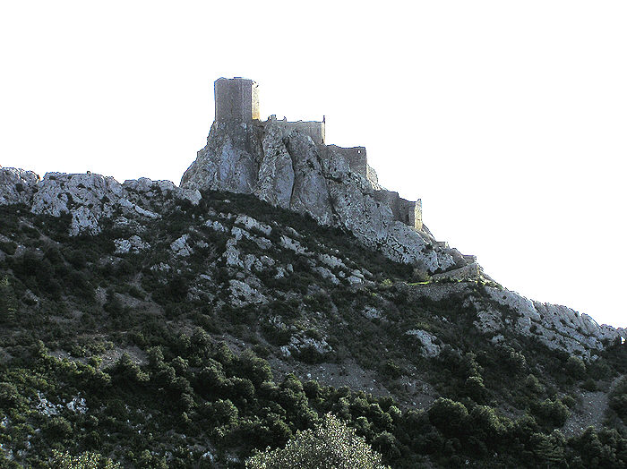 The evocative Cathar Castle of Queribus, perched at 700m asl on a mountaintop to the south-east of Carcassonne.  (99k)