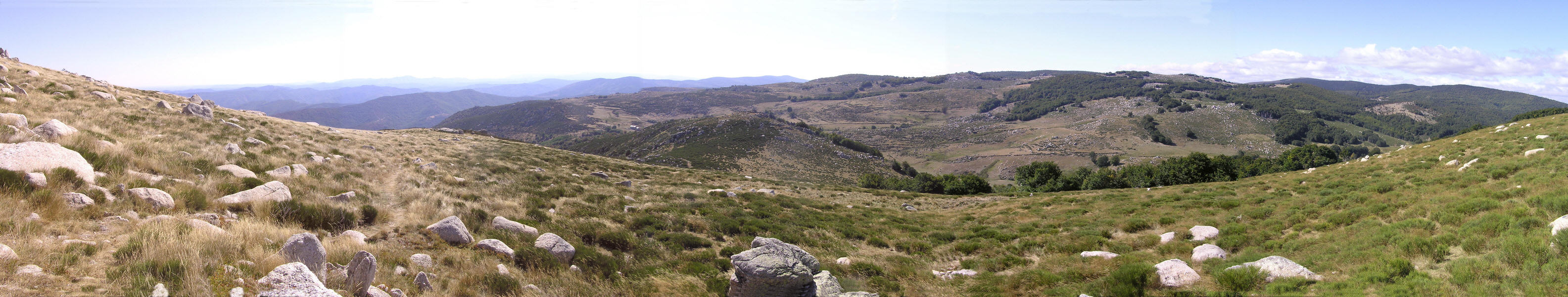 Panoramic view from the holiday's high point near La Jasse d'Olibou at just over 1400m. (435k)