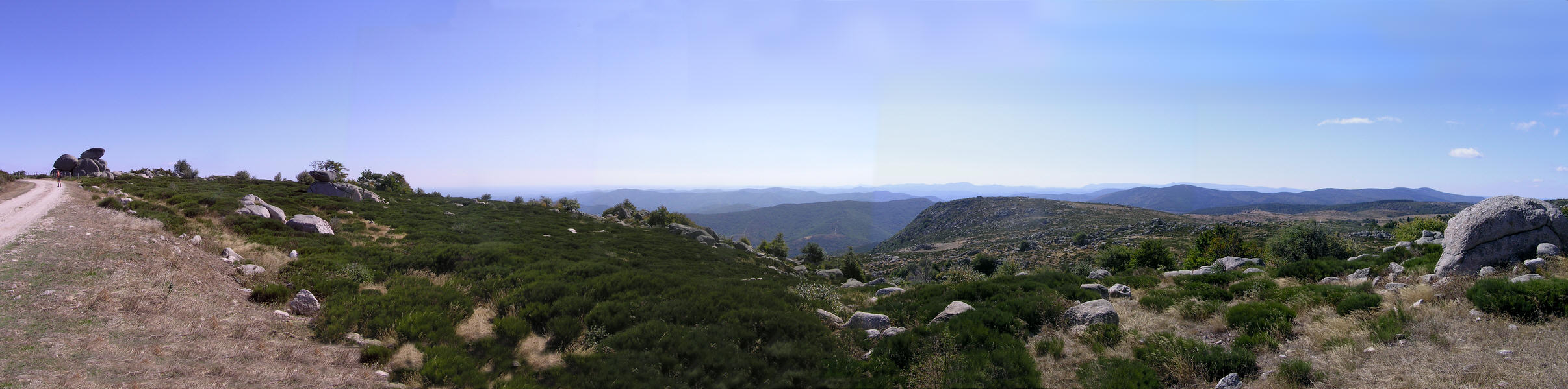 Panoramic view near Le Deves des Hommes at about 1350m. (230k)