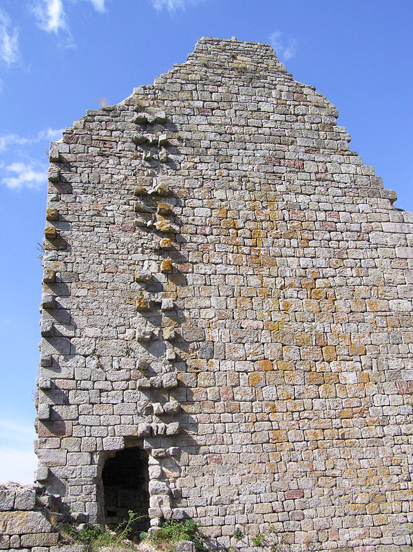 Ruins of part of a building in La Garde-Guérin  (364k)