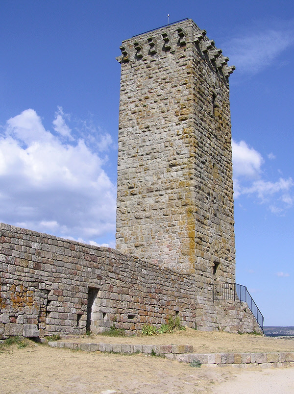 The lookout tower in La Garde-Guérin.  (246k)