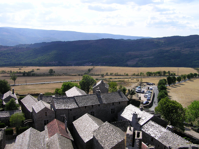 View west from the lookout tower.The Auberge is the long, sideways-on building in the centre.  (154k)