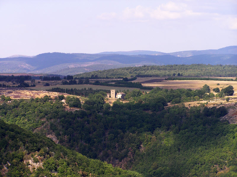 View north from the lookout tower across the Gorge du Chassezac to a similar tower at Le Roure.  (148k)