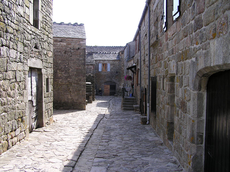 A medieval street in La Garde-Guérin.  (201k)