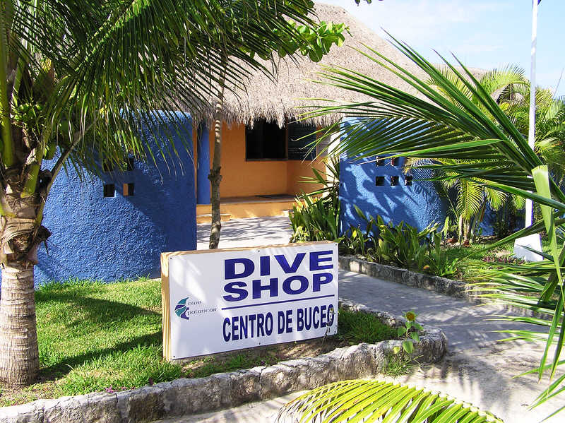 The dive centre is by the beach and the centre's jetty.  (131k)