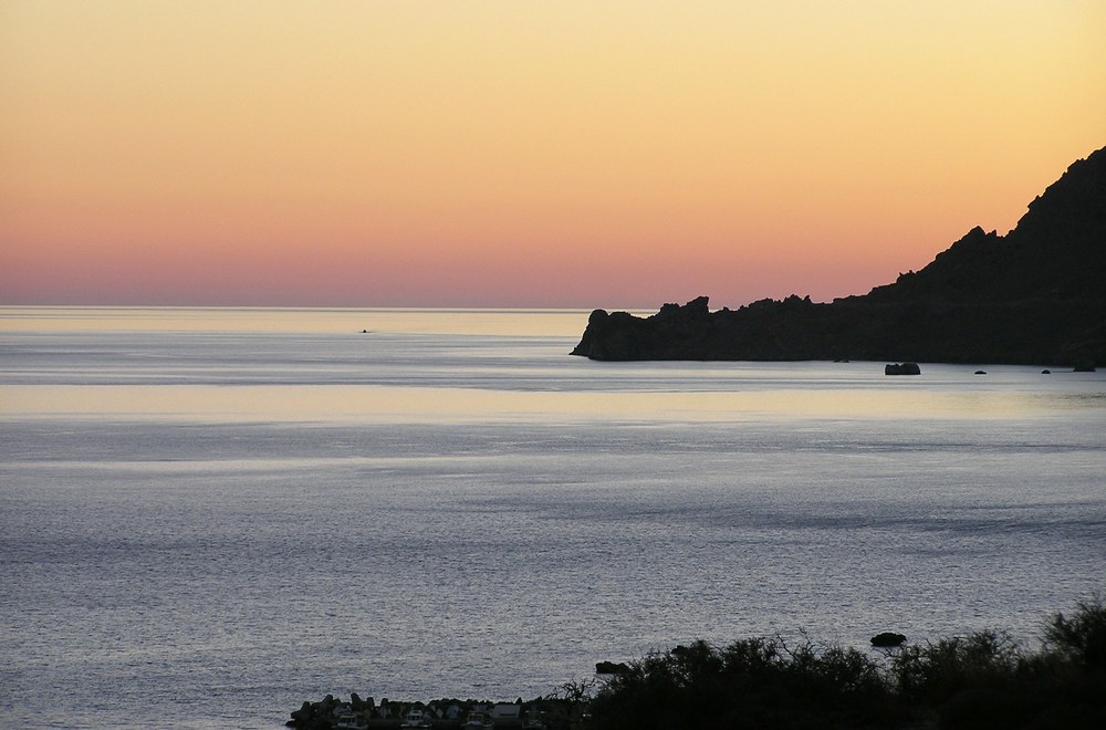 Calm sunsets like this one are to be valued at Plakias,
        as it's prone to offshore gales in the summer meltemi season...