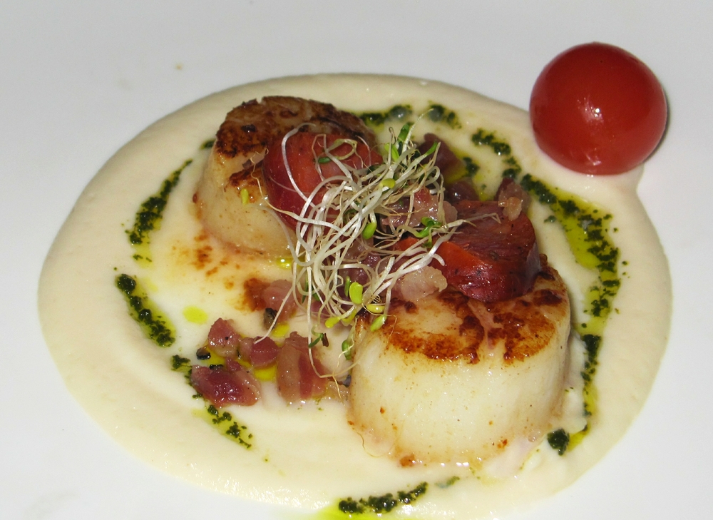 It seems to be popular nowadays to take photos of your food, so I'm going to jump on the bandwagon. The food at Sandals is 
						superb. Here is my scallops and chorizo starter at Le Jardinier...