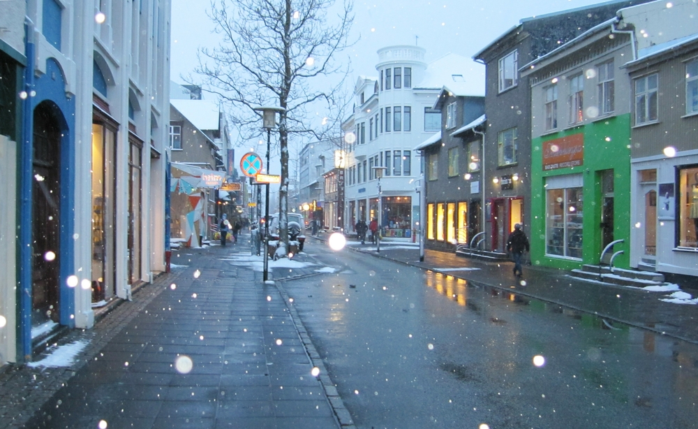 A snow flurry in the Laugavegur street, a short distance from Hotel Fron.  As evening descends, the camera has decided to fire the flash, 
						which has brightly lit the nearby snowflakes.