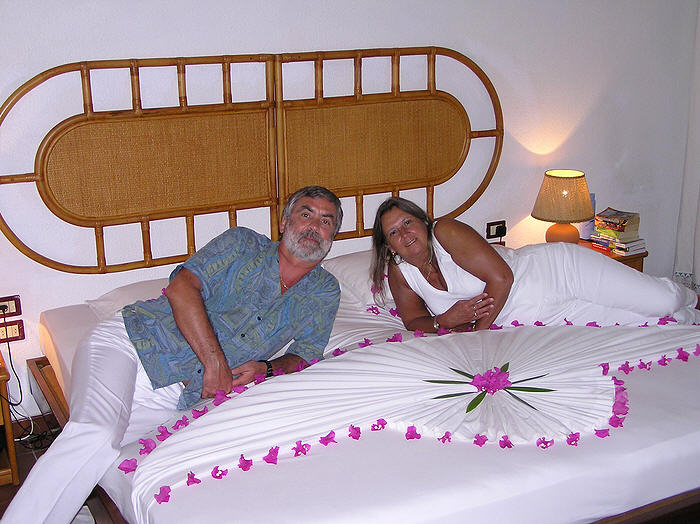 The room boy decorated our bed with bougainvillea on our last night on Athuruga.  (62k)