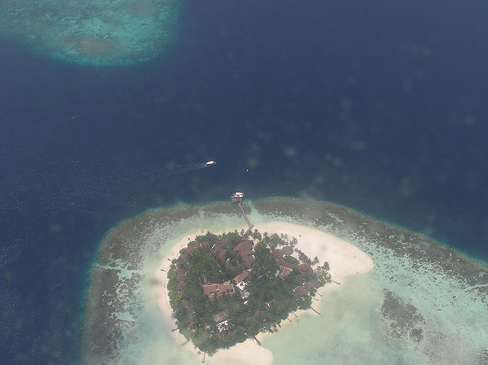 Athuruga island as seen through the seaplane window.  (46k)