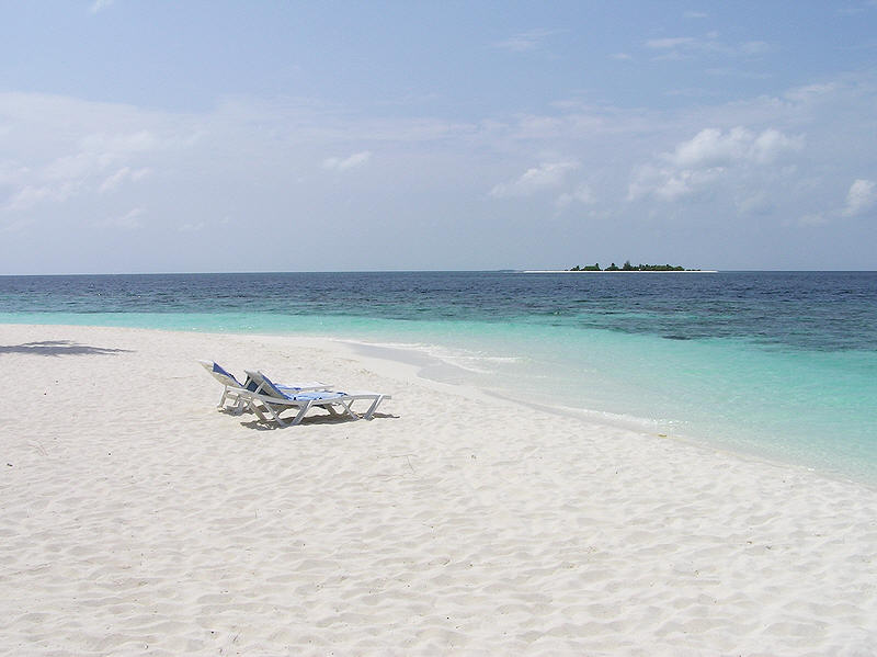 Perfect soft white coral sand beach overlooking the blue Indian Ocean.   (58k)
