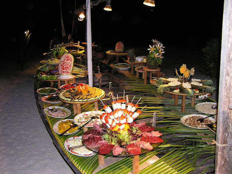 Even the buffet was set up on the beach.  (97k)