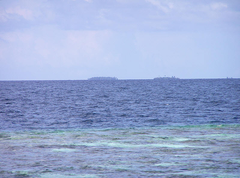 The view from Athuruga - Thudufushi on the left, and the Robinson Crusoe Island on the right.  (90k)
