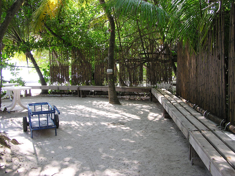 Area next to the dive centre used for kitting up before shore-diving on the house reef.  (248k)
