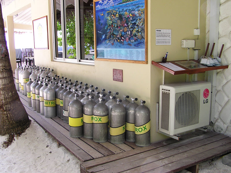 Nitrox is free for qualified divers.�The table has an oxygen percentage tester and all the paperwork. (159k)