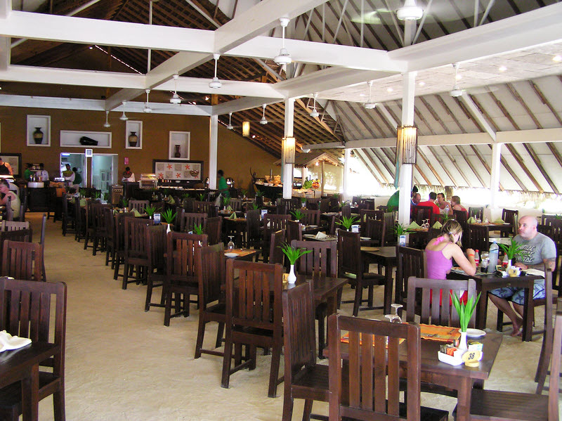 The main restaurant, with the buffet area at the back.  (167k)