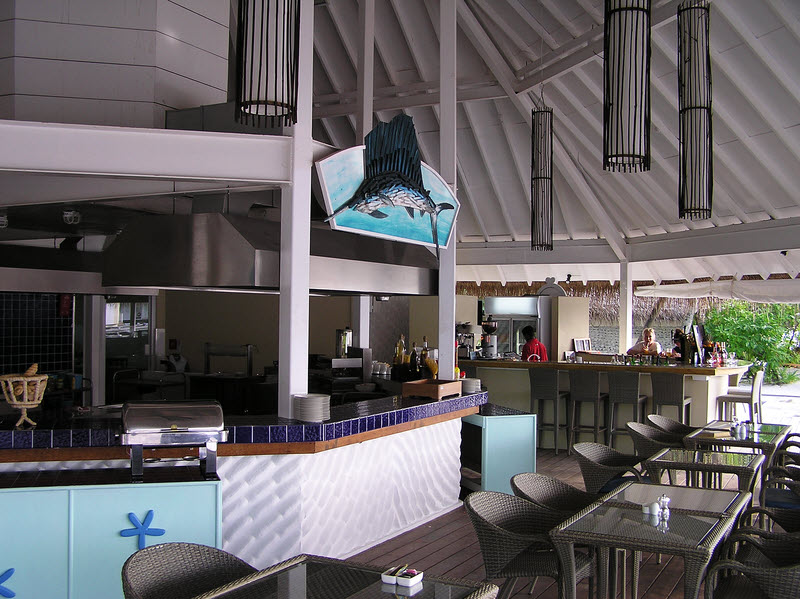 The Pool bar and restaurant area. The chefs work behind the counter at the left.  (131k)