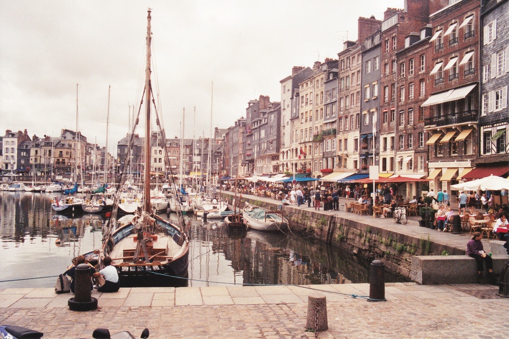 The picturesque and historic harbour at Honfleur.  We
            ate by the water's edge at the pavement cafe on the right of the photo.