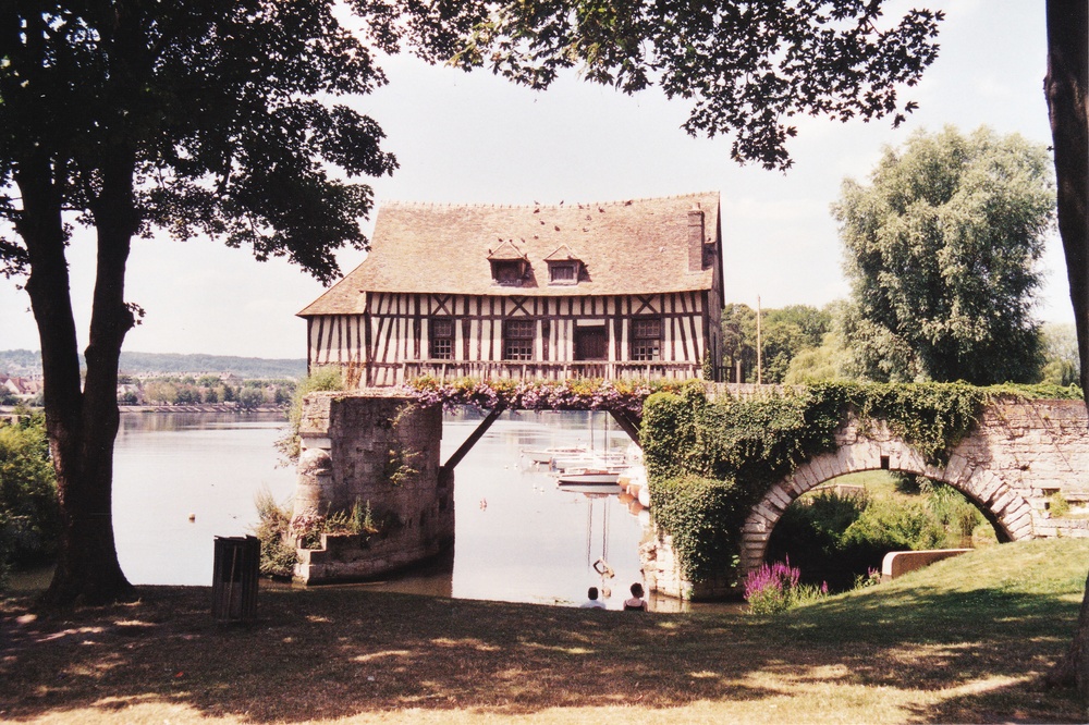 An old timbered house perched on a stump of the medieval bridge in Vernon - just downstream from La Roche Guyon.