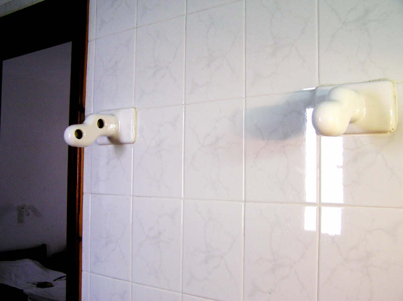 Invisible towel rail in the bathroom.  (33k)