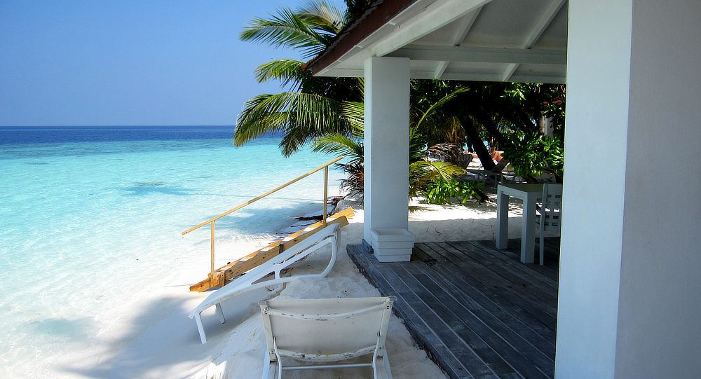 The beach in front of our first room, number 21.