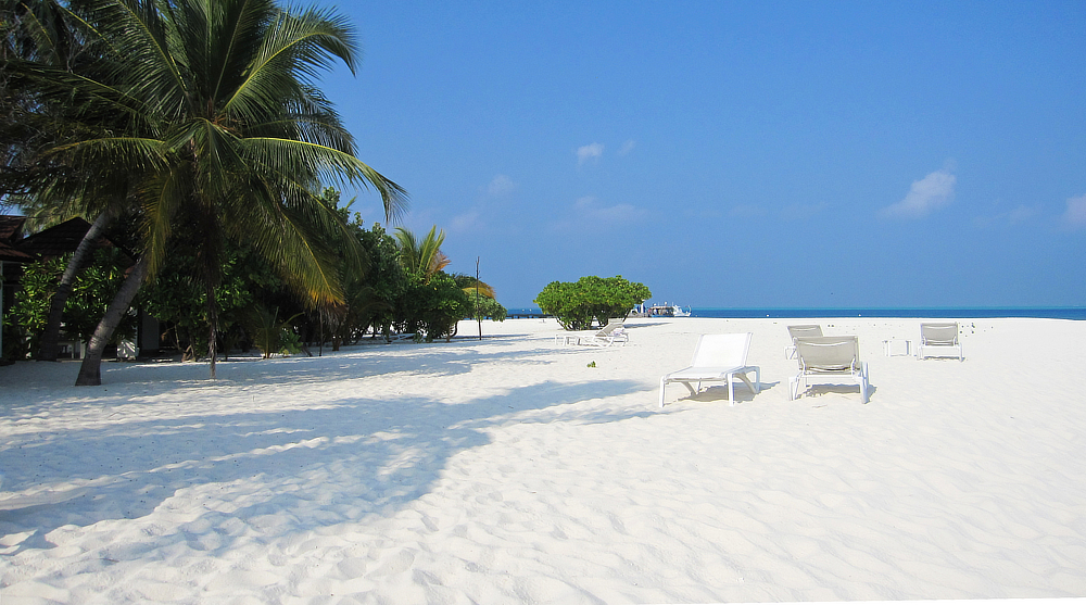 The sandbar area of the beach in front of rooms 1 to 10, looking towards the main jetty.