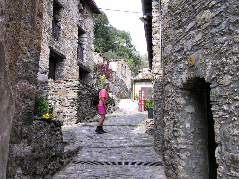 Side road in Beget up to the Hostal el Forn.   (138k)