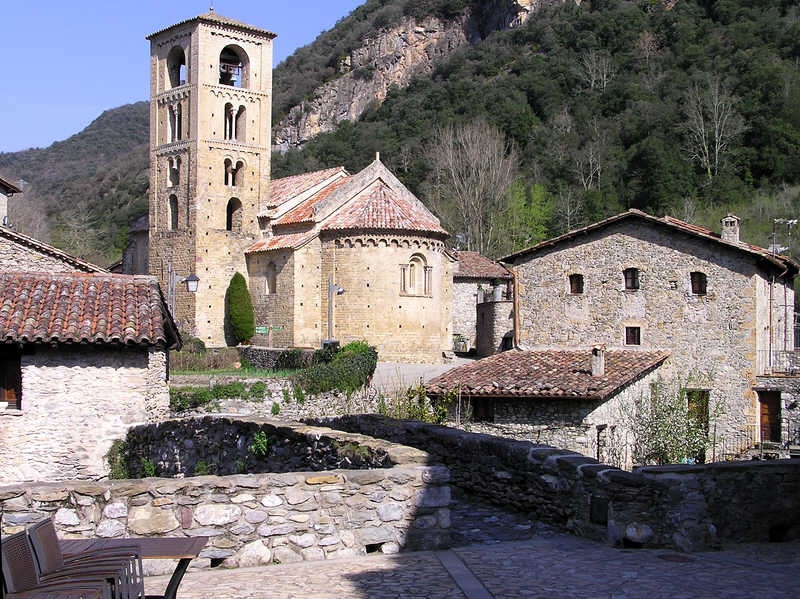 Beget church beyond the upper pack-horse bridge.   (104k)